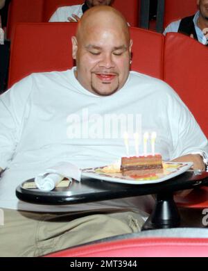 Mr. 305 Pitbull veranstaltet eine VIP-Hörsitzung im Cinebistro für sein bevorstehendes Album "Revolution". Als Teil der Veranstaltung überraschte er Rapper Fat Joe auch anlässlich seines Geburtstags mit Kuchen. Miami, Florida 8/19/09. Stockfoto