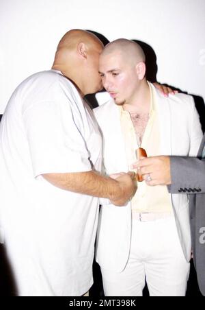 Mr. 305 Pitbull hält eine VIP-Hörsitzung im Cinebistro für sein bevorstehendes Album "Revolution". Als Teil der Veranstaltung überraschte er Rapper Fat Joe auch anlässlich seines Geburtstags mit Kuchen. Miami, Florida 8/19/09. . Stockfoto