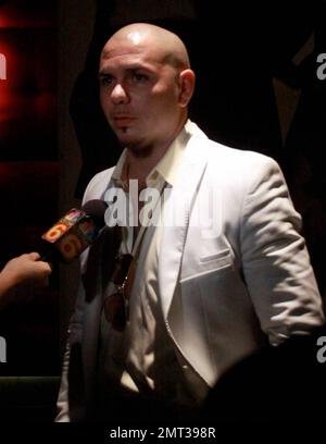 Mr. 305 Pitbull hält eine VIP-Hörsitzung im Cinebistro für sein bevorstehendes Album "Revolution". Als Teil der Veranstaltung überraschte er Rapper Fat Joe auch anlässlich seines Geburtstags mit Kuchen. Miami, Florida 8/19/09. . Stockfoto