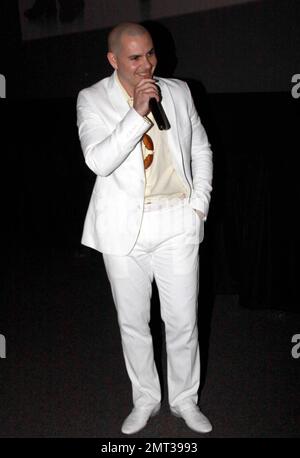 Mr. 305 Pitbull hält eine VIP-Hörsitzung im Cinebistro für sein bevorstehendes Album "Revolution". Als Teil der Veranstaltung überraschte er Rapper Fat Joe auch anlässlich seines Geburtstags mit Kuchen. Miami, Florida 8/19/09. . Stockfoto