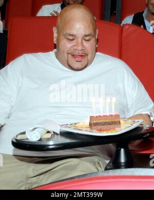 Mr. 305 Pitbull hält eine VIP-Hörsitzung im Cinebistro für sein bevorstehendes Album "Revolution". Als Teil der Veranstaltung überraschte er Rapper Fat Joe auch anlässlich seines Geburtstags mit Kuchen. Miami, Florida 8/19/09. . Stockfoto