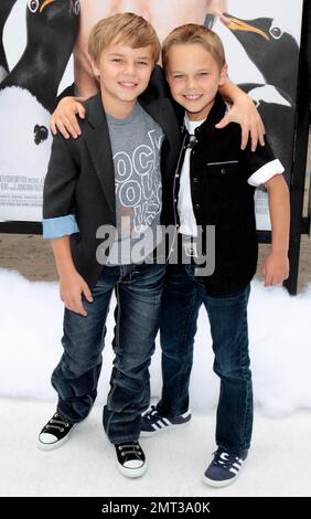 Die Schauspieler Maxwell Perry Cotton und Mason Vale Cotton kommen zur Premiere von „Mr. Popper's Penguins“ aus dem 20. Jahrhundert, die im Grauman's Chinese Theatre in Hollywood, Kalifornien, stattfindet. 6/12/11 Stockfoto