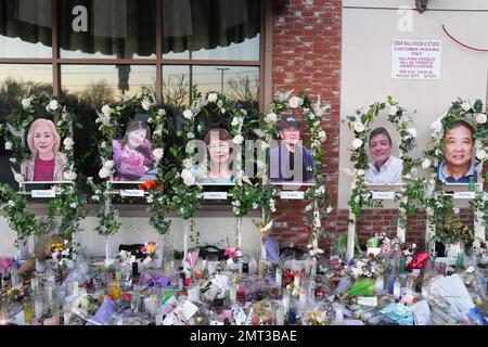 Fotos der Opfer der Massenerschießung Muoi Ung, Hong Jian, Lilian Li, Yu Kao und Wen Yu in einer Gedenkstätte vor dem Star Ballroom Dance Studio am Dienstag, 31. Januar 2023, in Monterey Park, Kalifornien Ein bewaffneter Mann tötete am 22. Januar 2023 mehrere Leute im Tanzstudio des Ballsaals während der Mondneujahrsfeier. Stockfoto