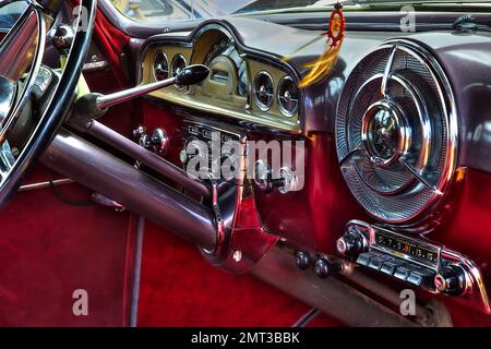 Ein Oldtimer-Armaturenbrett von Pontiac Stockfoto