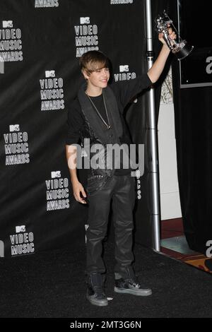 Justin Bieber präsentiert seine Auszeichnung hinter der Bühne im Presssaal nach den MTV Video Music Awards 2010 im Nokia Theatre. Die Top-Preise gingen an Popsängerin Lady Gaga und Teenager Sensation Bieber. Los Angeles, Kalifornien. 09/12/10. Stockfoto