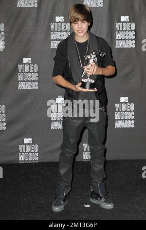 Justin Bieber präsentiert seine Auszeichnung hinter der Bühne im Presssaal nach den MTV Video Music Awards 2010 im Nokia Theatre. Die Top-Preise gingen an Popsängerin Lady Gaga und Teenager Sensation Bieber. Los Angeles, Kalifornien. 09/12/10. Stockfoto