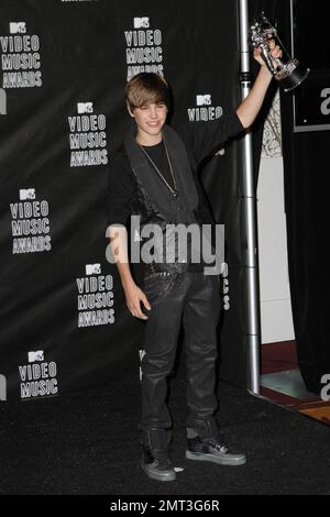 Justin Bieber präsentiert seine Auszeichnung hinter der Bühne im Presssaal nach den MTV Video Music Awards 2010 im Nokia Theatre. Die Top-Preise gingen an Popsängerin Lady Gaga und Teenager Sensation Bieber. Los Angeles, Kalifornien. 09/12/10. Stockfoto