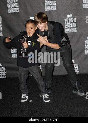 Justin Bieber präsentiert seine Auszeichnung hinter der Bühne im Presssaal nach den MTV Video Music Awards 2010 im Nokia Theatre. Die Top-Preise gingen an Popsängerin Lady Gaga und Teenager Sensation Bieber. Los Angeles, Kalifornien. 09/12/10. Stockfoto