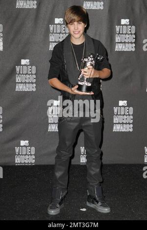 Justin Bieber präsentiert seine Auszeichnung hinter der Bühne im Presssaal nach den MTV Video Music Awards 2010 im Nokia Theatre. Die Top-Preise gingen an Popsängerin Lady Gaga und Teenager Sensation Bieber. Los Angeles, Kalifornien. 09/12/10. Stockfoto