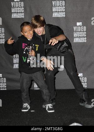 Justin Bieber präsentiert seine Auszeichnung hinter der Bühne im Presssaal nach den MTV Video Music Awards 2010 im Nokia Theatre. Die Top-Preise gingen an Popsängerin Lady Gaga und Teenager Sensation Bieber. Los Angeles, Kalifornien. 09/12/10. Stockfoto