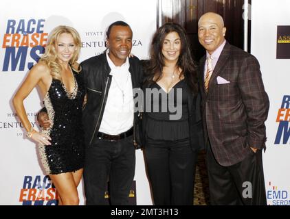 Kym Johnson, Sugar Ray Leonard und seine Frau Bernadette Robi sowie Hines ward nehmen an der 18. Annual Race to Erase MS im Hyatt Regency Century Plaza in Los Angeles, Kalifornien, Teil. 04/29/11. Stockfoto