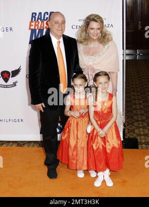 Co-Vorsitzende Nancy Davis mit Ehemann Ken Rickel und Töchtern nimmt an der 18. Annual Race to Erase MS Veranstaltung im Hyatt Regency Century Plaza in Los Angeles, Kalifornien, Teil. 04/29/11. Stockfoto