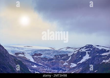 Mitternachtssonne in Norwegen. Mitternachtssonne über der Landschaft in Nordland, Norwegen. Stockfoto