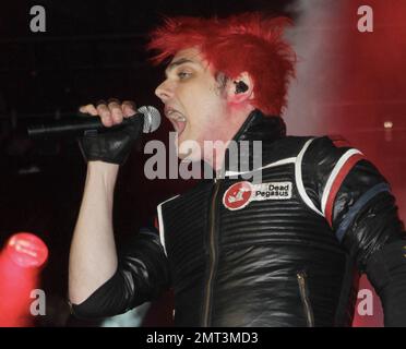 Meine Chemical Romance und der Frontmann Gerard Way treten am ersten Tag des Reading Festivals 2011 auf. Reading, UK. 26. August 2011. Stockfoto