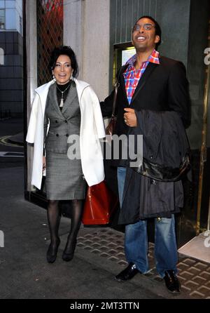 Nancy Dell'olio sieht elegant aus in einem grauen Anzug und einem weißen Mantel in Kombination mit einer leuchtend roten Handtasche und verlässt den Ivy Club in London, Großbritannien. 8. November 2011 Stockfoto