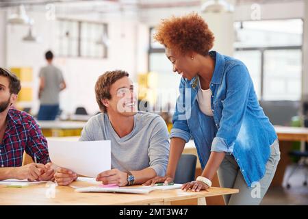 Sie haben eine großartige Arbeitsbeziehung. Kollegen, die an einem Projekt in einem Büro zusammenarbeiten. Stockfoto