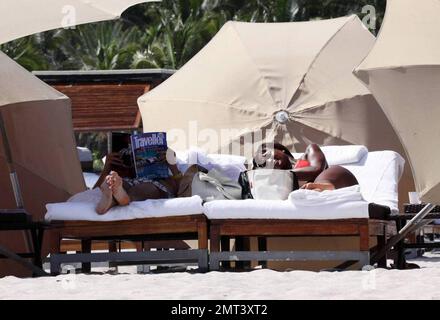 Naomi Campbell und ihr russischer Freund Vladislav Doronin verbringen den Tag am Strand. Das Supermodel trug einen roten Bikini, der ihre Figur zeigte. Miami, Florida 10/11/09. Stockfoto