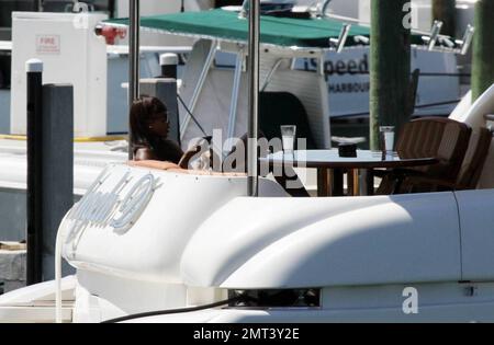 EXKLUSIV!! Naomi Campbell und ihr russischer Freund Vladislav Doronin leben das Leben des Luxus, wenn sie auf einer Yacht auf dem Wasser durch Miami fahren. Das Paar kam an der riesigen Villa vorbei, die sie angeblich auf Star Island gekauft haben, als sie den Yachthafen verließen. Das Supermodel saß auf einem Stuhl auf dem Dach der Doppeldeckerin Angela D, genoss die Sonne und unterhielt sich mit ihrem Handy. Miami, Florida 10/11/09. Stockfoto