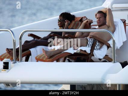 Naomi Campbell und ihr russischer Freund Vladislav Doronin leben das Leben des Luxus, wenn sie auf einer $10.950.000 km langen Lazzara-Yacht durch Miami segeln. Das Paar kam an der riesigen Villa vorbei, die sie angeblich für $16.000.000 Dollar auf Star Island gekauft haben. Das Supermodel entspannte sich auf einem Stuhl auf dem Dach der Doppeldeckerin Angela D. während der Fahrt bei Sonnenuntergang mit ihrem hunky Verehrer nach Hause. Miami, Florida 10/11/09. Stockfoto