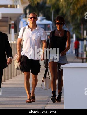 EXKLUSIV!! Naomi Campbell und ihr russischer Freund Vladislav Doronin leben das Leben des Luxus, wenn sie auf einer $10.950.000 km langen Lazzara-Yacht durch Miami segeln. Das Paar kam an der riesigen Villa vorbei, die sie angeblich für $16.000.000 Dollar auf Star Island gekauft haben. Das Supermodel lag auf einem Stuhl auf dem Dach der Doppeldeckerin Angela D während der Fahrt bei Sonnenuntergang mit ihrem reichen Freund, stand aber auf, um ihr neues Zuhause zu sehen, als sie vorbeiflogen. Miami, Florida 10/11/09. Stockfoto