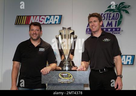 Carl Edwards (R), Fahrer des #99 Aflac Ford, und Tony Stewart, Fahrer des #14 Office Depot/Mobil 1 Chevrolet, sprechen mit Medienvertretern während der NASCAR Champions Contenders Pressekonferenz im Lummus Park. Miami, Florida 17. November 2011 Stockfoto