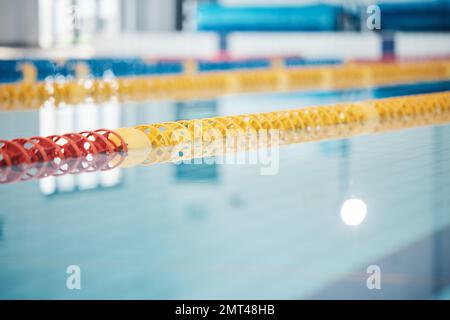 Pool, Wasserspuren für Wettkämpfe oder Rennschlangen für Fitness oder Unterwassersport leer mit Reflexion. Training, Training und frisches, klares Schwimmen Stockfoto