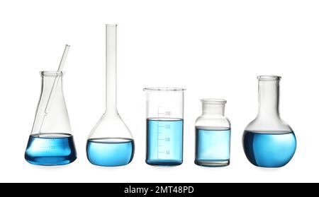 Verschiedene Laborglasgeräte mit hellblauer Flüssigkeit, isoliert auf weiß Stockfoto