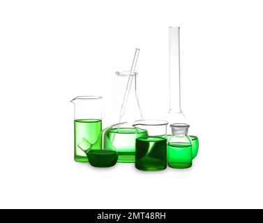Verschiedene Laborglasgeräte mit hellgrüner Flüssigkeit, isoliert auf weiß Stockfoto