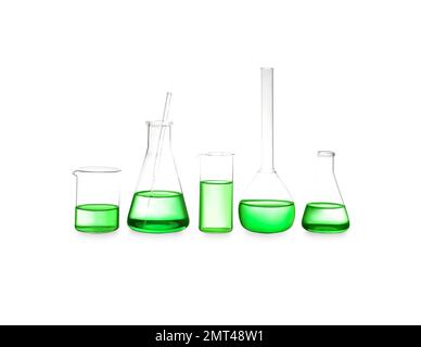 Verschiedene Laborglasgeräte mit hellgrüner Flüssigkeit, isoliert auf weiß Stockfoto