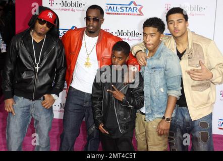 Sean Combs (alias Diddy) mit seinen Söhnen Christian Combs, Justin Combs und dem Sohn seiner Freundin Kimberly Porter, Quincy Jones Brown, auf dem rosa Teppich vor dem NBA All-Star-Spiel 2011 im Staples Center. Los Angeles, Kalifornien. 02/20/11. Stockfoto