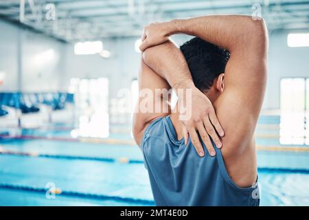 Rückansicht, Stretching und Mann am Pool für Training, Cardio und Training, innen und flexibel. Hand, Rücken und Schwimmer dehnen sich vor dem Workout Stockfoto