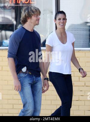 EXKLUSIV!! Eric Christian Olsen und Daniela Ruah Filmen einen Abschnitt für die Hauptzeit-TV-Show NCIS Los Angeles, LA, CA, 28. August 2011. Stockfoto