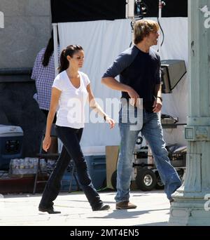 EXKLUSIV!! Eric Christian Olsen und Daniela Ruah Filmen einen Abschnitt für die Hauptzeit-TV-Show NCIS Los Angeles, LA, CA, 28. August 2011. Stockfoto