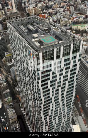 Ein Blick auf das Shibuya Stream Gebäude vom Dach des Scramble Square Gebäudes in Shibuya, Tokio, Japan. Stockfoto