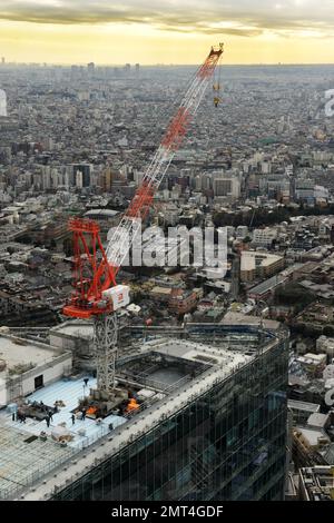 Bauarbeiter, die auf dem Dach eines neuen Wolkenkratzers in Shibuya, Tokio, Japan arbeiten. Stockfoto