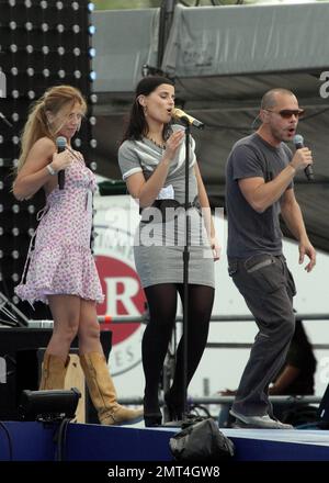 Kanadische Singer-Songwriterin Nelly Furtado probt für die Pepsi Musica Super Bowl Fan Jam am Strand in Miami Beach, FL. 2/5/10. . Stockfoto