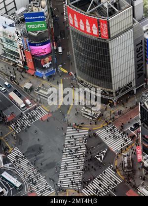 Die berühmte Kreuzung von Shibuya vom Gipfel des Scramble Square-Gebäudes in Shibuya, Tokio, Japan. Stockfoto