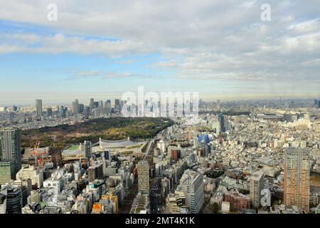 Blick auf den Yoyogi Park, Shinjuku und die Harajuku Gegend in Tokio, Japan. Stockfoto