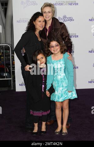 Jane Lynch mit ihren Stiefkindern und ihrer Frau Dr. Lara Embry auf der Premiere von „Justin Bieber: Never Saw Never“ im Nokia Theatre, LA Live. Los Angeles, Kalifornien. 02/08/11. Stockfoto