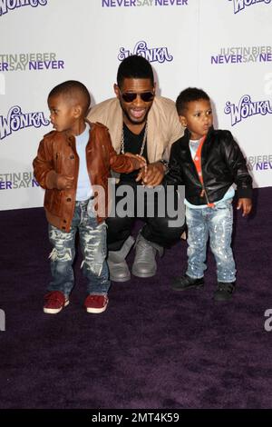 Usher (alias Usher Raymond) mit seinen beiden Söhnen Usher Terry Raymond V „Cinco“, 4, und Naviyd Ely Raymond, 3, bei der Premiere von „Justin Bieber: Never Saw Never“ im Nokia Theatre, LA Live. Los Angeles, Kalifornien. 2/8/11. Stockfoto