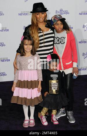 Melanie Brown (alias Mel B) mit ihren Töchtern Phoenix Chi Gulzar und Angel Iris Murphy-Brown und Stieftochter Giselle (geboren von ihrem Ehemann Stephen Belafonte und seiner Ex-Freundin Nicole Contreras) bei der Premiere von „Justin Bieber: Never Sag Never“ im Nokia Theatre, LA Live. Los Angeles, Kalifornien. 2/8/11. Stockfoto