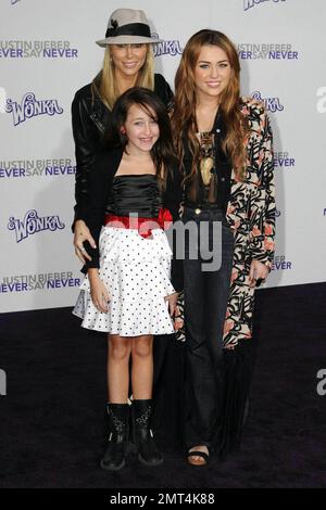 Mylie Cyrus mit der kleinen Schwester Noah Lindsey Cyrus und ihrer mutter Tish Cyrus bei der Premiere von „Justin Bieber: Never Saw Never“ im Nokia Theatre, LA Live. Los Angeles, Kalifornien. 2/8/11. Stockfoto