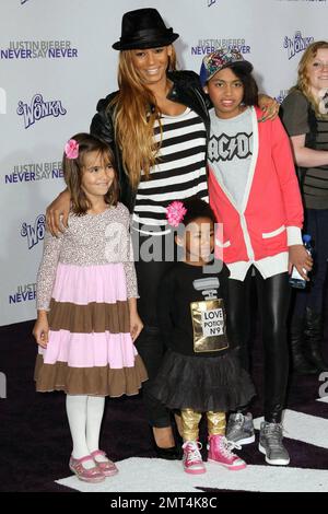 Melanie Brown (alias Mel B) mit ihren Töchtern Phoenix Chi Gulzar und Angel Iris Murphy-Brown und Stieftochter Giselle (geboren von ihrem Ehemann Stephen Belafonte und seiner Ex-Freundin Nicole Contreras) bei der Premiere von „Justin Bieber: Never Sag Never“ im Nokia Theatre, LA Live. Los Angeles, Kalifornien. 2/8/11. Stockfoto