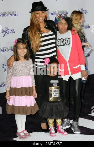 Melanie Brown (alias Mel B) mit ihren Töchtern Phoenix Chi Gulzar und Angel Iris Murphy-Brown und Stieftochter Giselle (geboren von ihrem Ehemann Stephen Belafonte und seiner Ex-Freundin Nicole Contreras) bei der Premiere von „Justin Bieber: Never Sag Never“ im Nokia Theatre, LA Live. Los Angeles, Kalifornien. 2/8/11. Stockfoto