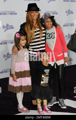 Melanie Brown (alias Mel B) mit ihren Töchtern Phoenix Chi Gulzar und Angel Iris Murphy-Brown und Stieftochter Giselle (geboren von ihrem Ehemann Stephen Belafonte und seiner Ex-Freundin Nicole Contreras) bei der Premiere von „Justin Bieber: Never Sag Never“ im Nokia Theatre, LA Live. Los Angeles, Kalifornien. 2/8/11. Stockfoto