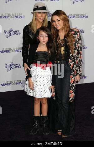 Mylie Cyrus mit der kleinen Schwester Noah Lindsey Cyrus und ihrer mutter Tish Cyrus bei der Premiere von „Justin Bieber: Never Saw Never“ im Nokia Theatre, LA Live. Los Angeles, Kalifornien. 2/8/11. Stockfoto