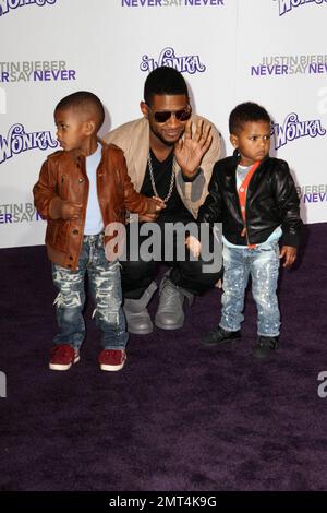 Usher (alias Usher Raymond) mit seinen beiden Söhnen Usher Terry Raymond V „Cinco“, 4, und Naviyd Ely Raymond, 3, bei der Premiere von „Justin Bieber: Never Saw Never“ im Nokia Theatre, LA Live. Los Angeles, Kalifornien. 2/8/11. Stockfoto