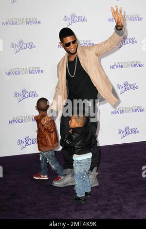 Usher (alias Usher Raymond) mit seinen beiden Söhnen Usher Terry Raymond V „Cinco“, 4, und Naviyd Ely Raymond, 3, bei der Premiere von „Justin Bieber: Never Saw Never“ im Nokia Theatre, LA Live. Los Angeles, Kalifornien. 2/8/11. Stockfoto