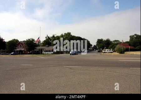 Allgemeiner Blick auf Michael Jacksons ehemalige Residenz, Neverland, und die Gemeinde Los Olivos. Sein ehemaliges Anwesen liegt nördlich von Santa Barbara in der Kleinstadt Los Olivos. Eine lange Fahrt entlang einer kleinen Straße, flankiert von Kuhweiden und Pferdefarmen, führt nach Nimmerland. Es waren auch Medien und eine wachsende Zahl von Fans und Wunschern vertreten, die Blumen und Notizen hinterließen. Die Instandhaltungsteams pflegten das Gelände weiter, während zahlreiche Autos das Anwesen betraten und verließen. Eine Flagge flog auf Halbmast zu Ehren von Michael Jackson, als Sie die verschlafene Stadt Los Olivos betraten, 100 Einwohner Stockfoto