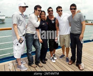 Nach dem Erfolg ihrer ersten Konzertkreuzfahrt setzte NKOTB (The New Kids on the Block) die Segel für ihre zweite Kreuzfahrt auf dem Carnival Cruise Line Schiff Imagination. Die amerikanische Boy-Band, die in den 1980er/'90s Jahren beliebt war, unterhält Fans mit besonderen Aufführungen und Meet-and-Greets auf der Reise zu den Bahamas, die vom Hafen von Miami, FL, abfahren. 5/14/10. Stockfoto